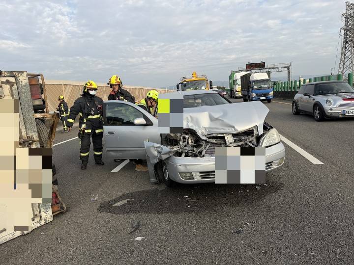自小客車疑因剎車不及追撞肇事自小貨車，車頭嚴重毀損，消防人員到場協助傷者脫困並進行現場警戒。