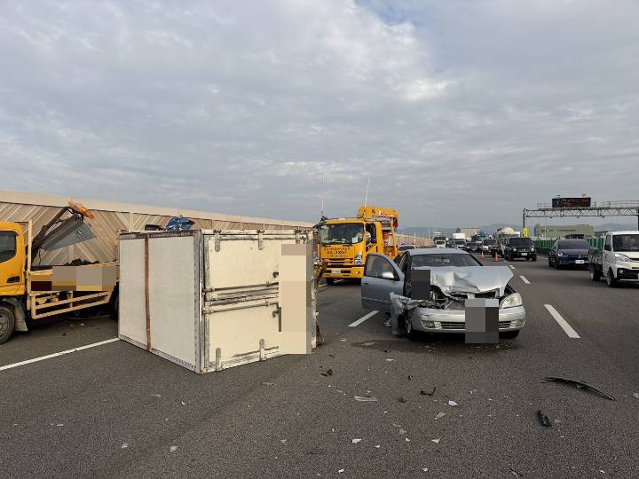 事故現場散落大量零件與施工設備，警消及拖吊人員於現場處理，事故於下午4時50分排除，恢復全線通車。