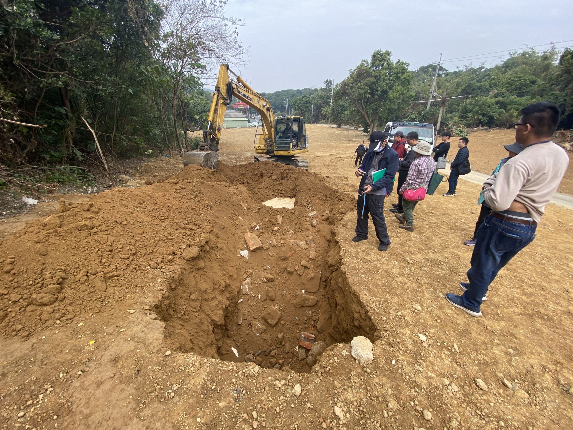 彰化市查獲違法掩埋營建廢棄物　警方與環保單位聯手開挖查緝