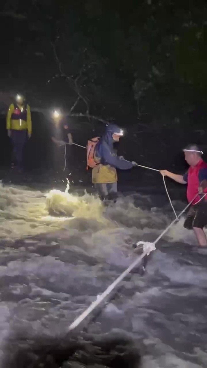【仁愛山區驚魂夜】干卓萬4山友溪水暴漲受困　警消連夜涉水救回一命