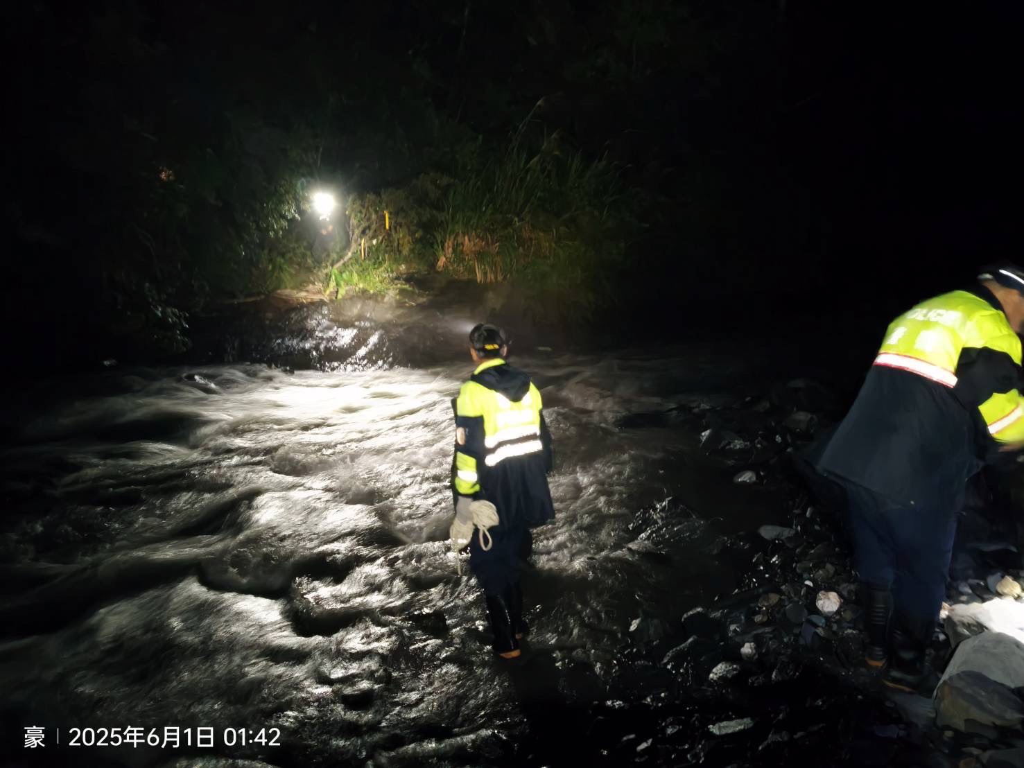 【仁愛山區驚魂夜】干卓萬4山友溪水暴漲受困　警消連夜涉水救回一命