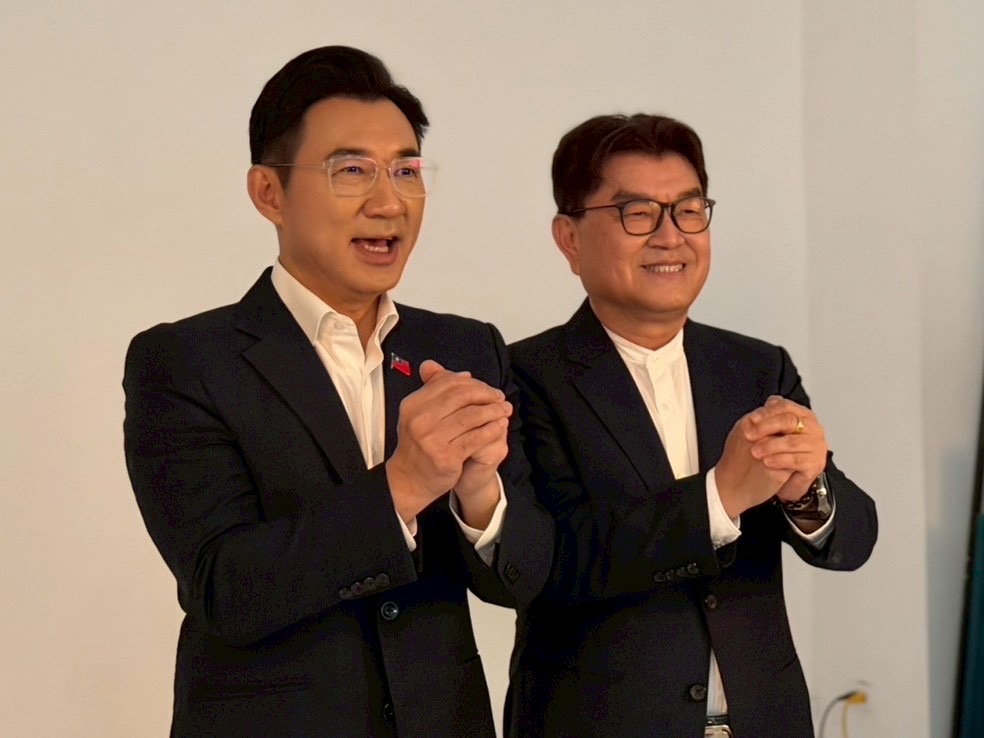 江啟臣整隊出擊！率台中藍營議員拍形象照　最強母雞拚2026勝選