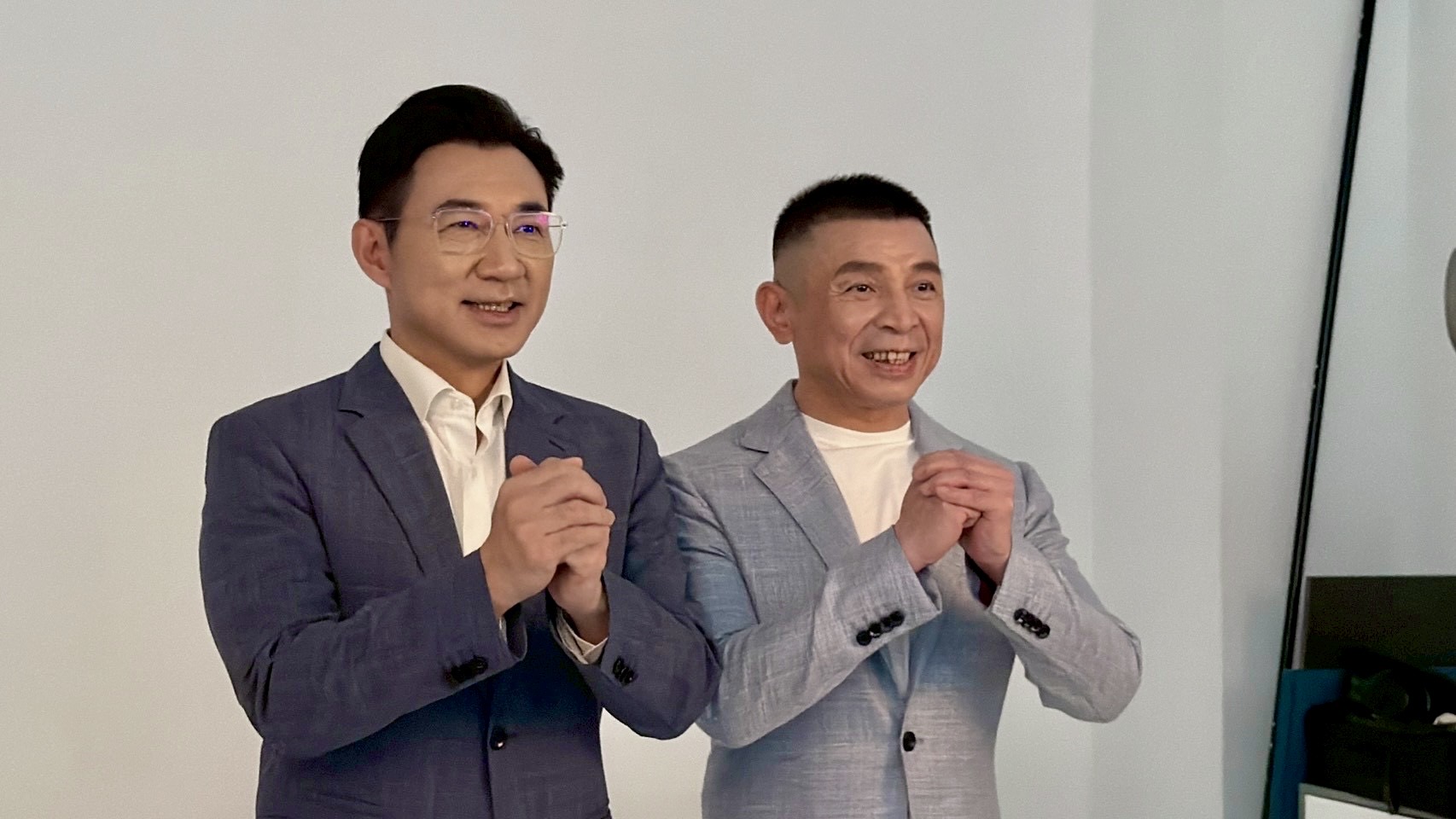 江啟臣整隊出擊！率台中藍營議員拍形象照　最強母雞拚2026勝選