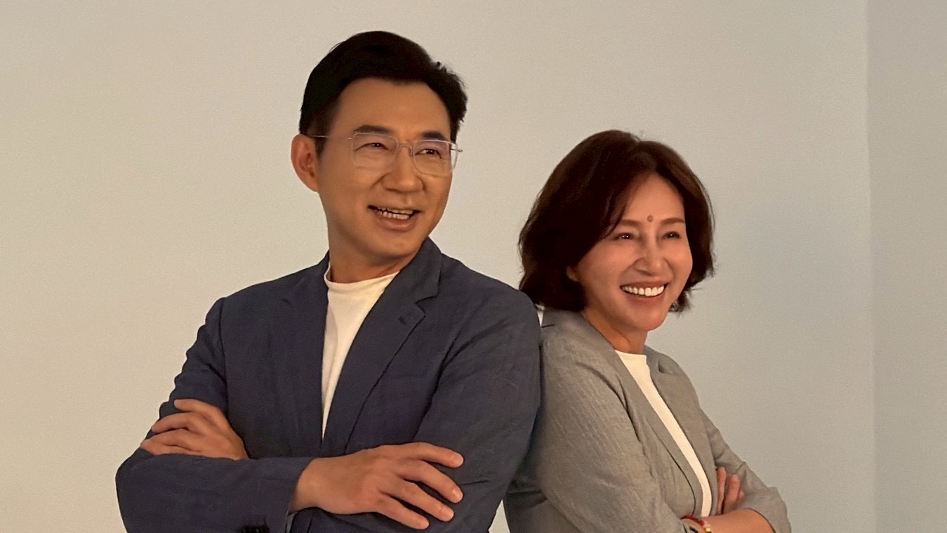 江啟臣整隊出擊！率台中藍營議員拍形象照　最強母雞拚2026勝選