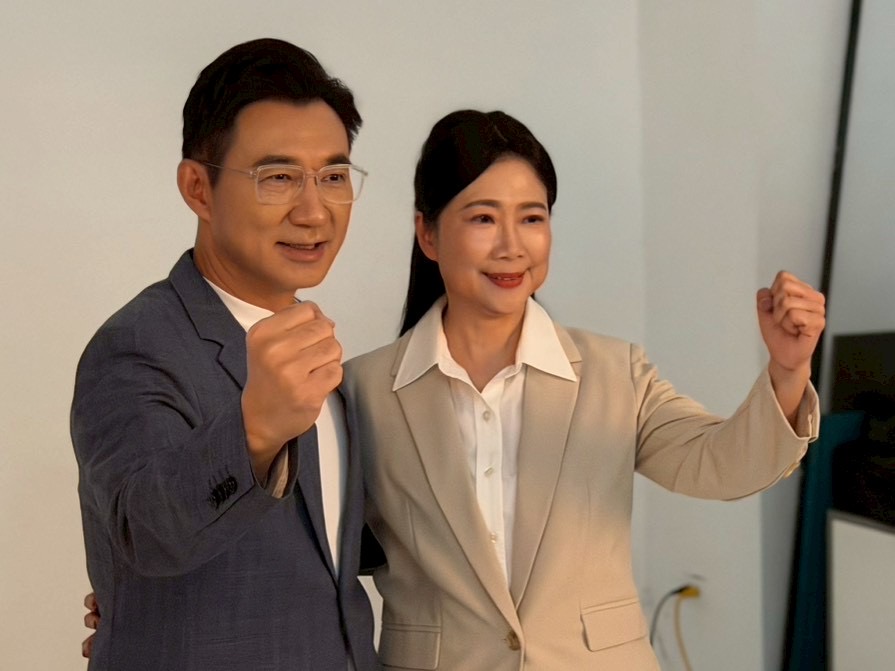 江啟臣整隊出擊！率台中藍營議員拍形象照　最強母雞拚2026勝選