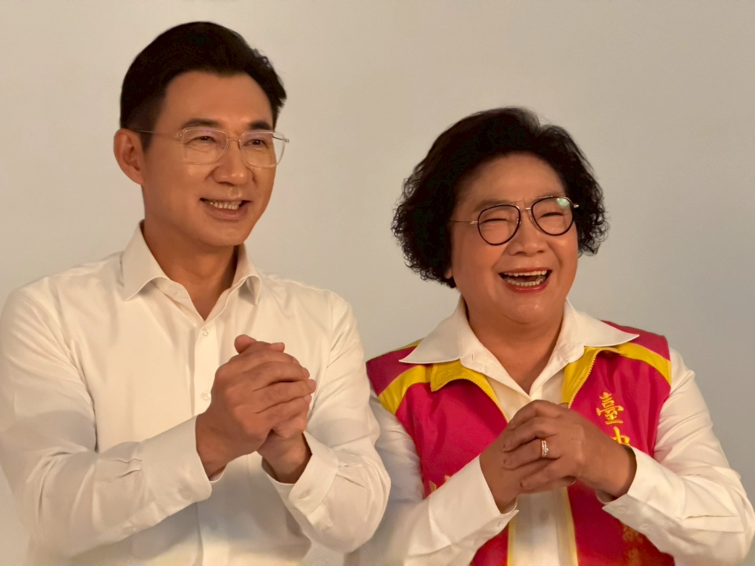 江啟臣整隊出擊！率台中藍營議員拍形象照　最強母雞拚2026勝選