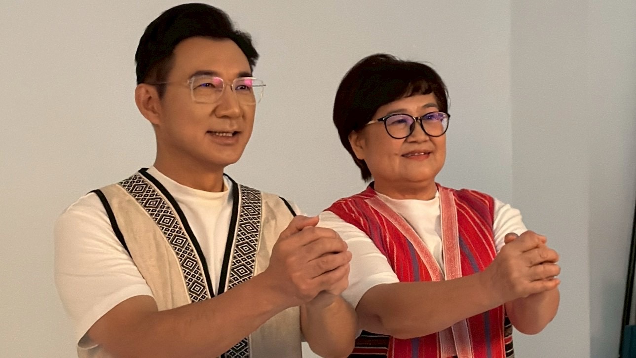 江啟臣整隊出擊！率台中藍營議員拍形象照　最強母雞拚2026勝選