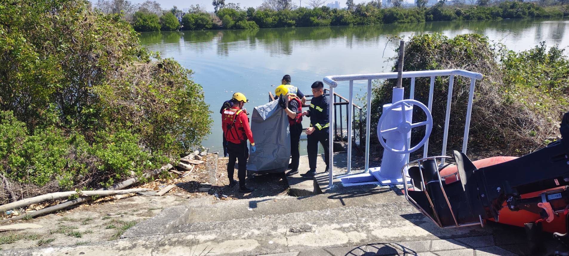 ▲安南嘉南大圳驚見男浮屍！土城消防下水打撈 約55歲「明顯死亡」身分待查（圖／記者王俊勝 翻攝）