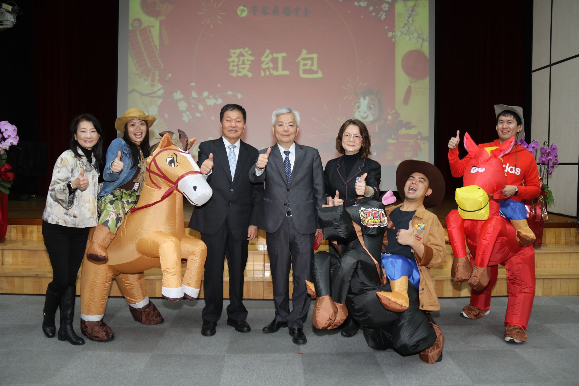 警政署長張榮興赴警察廣播電臺慰勉同仁並發送春節紅包