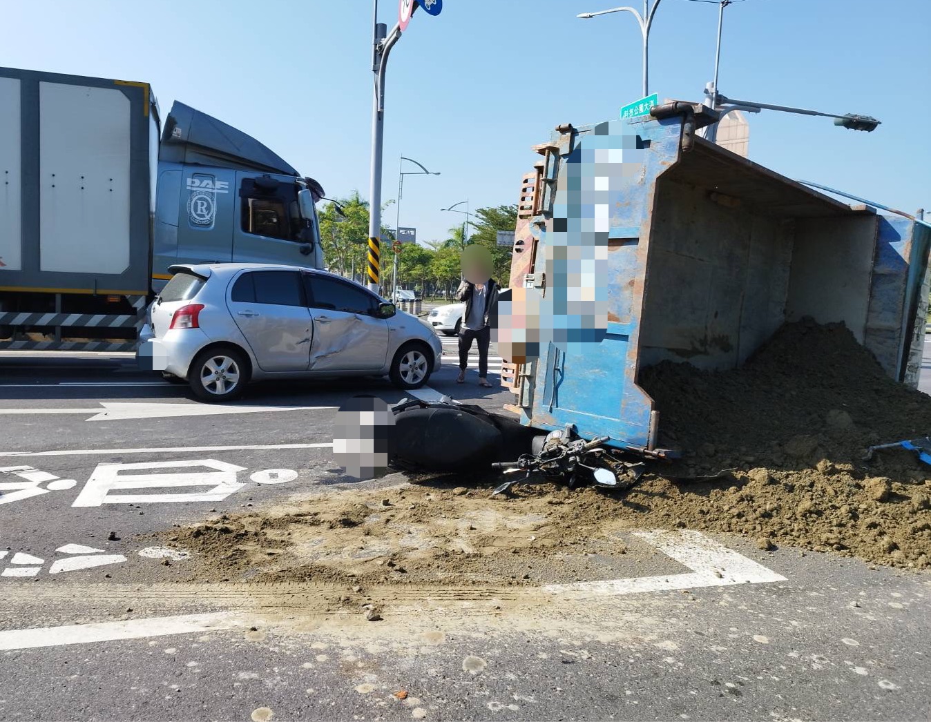 ▲台南安南4車追撞！砂石車疑煞車不及「翻覆壓機車」騎士送醫治療（圖／記者王俊勝 翻攝）