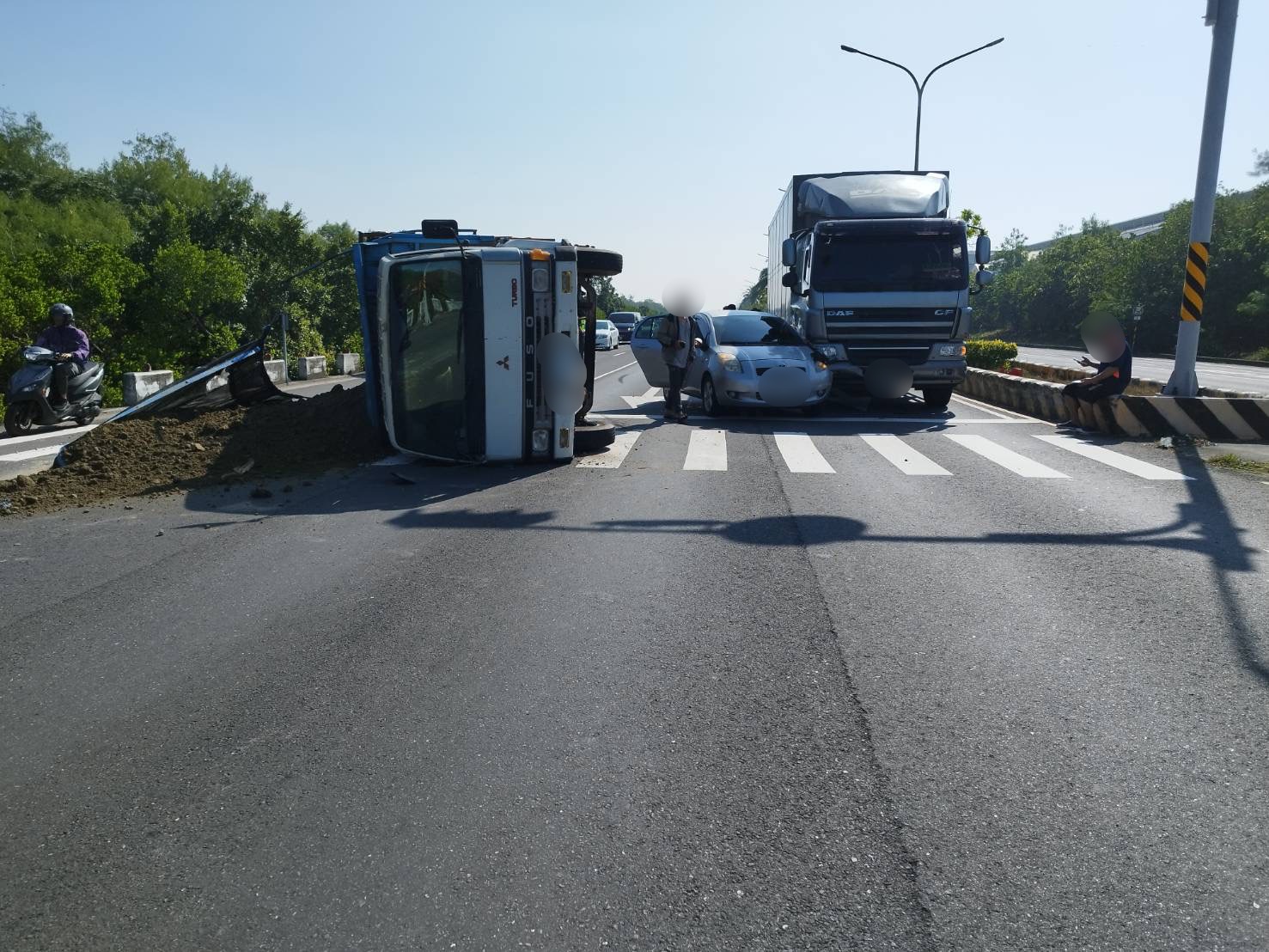 ▲所幸僅有車尾壓到機車，現場土石散落一地（圖／記者王俊勝 翻攝）