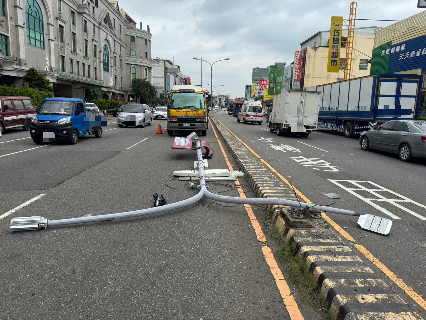 彰化中央路連環車禍 自小客車撞分隔島路燈釀三車受損 一駕駛輕傷