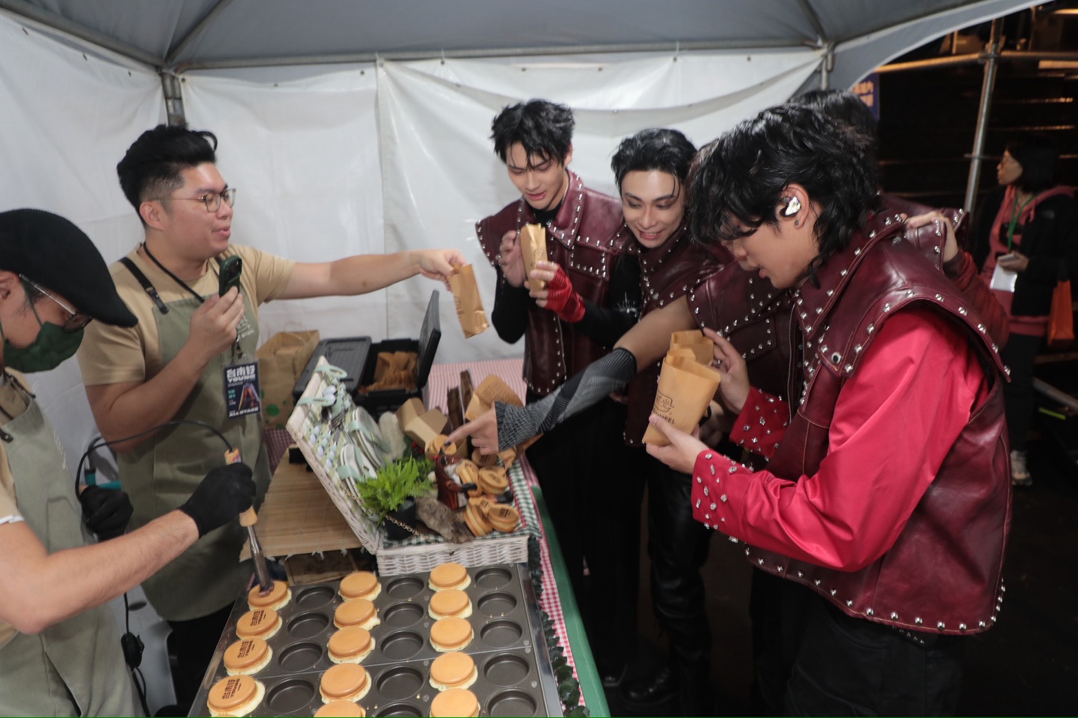 ▲許多藝人在後台可以吃到台南各式熱騰騰美食（圖／記者王俊勝 翻攝）
