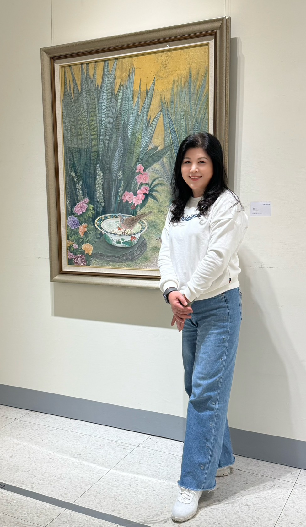 碩士生廖庭玉與優選作品〈共棲之境〉合影