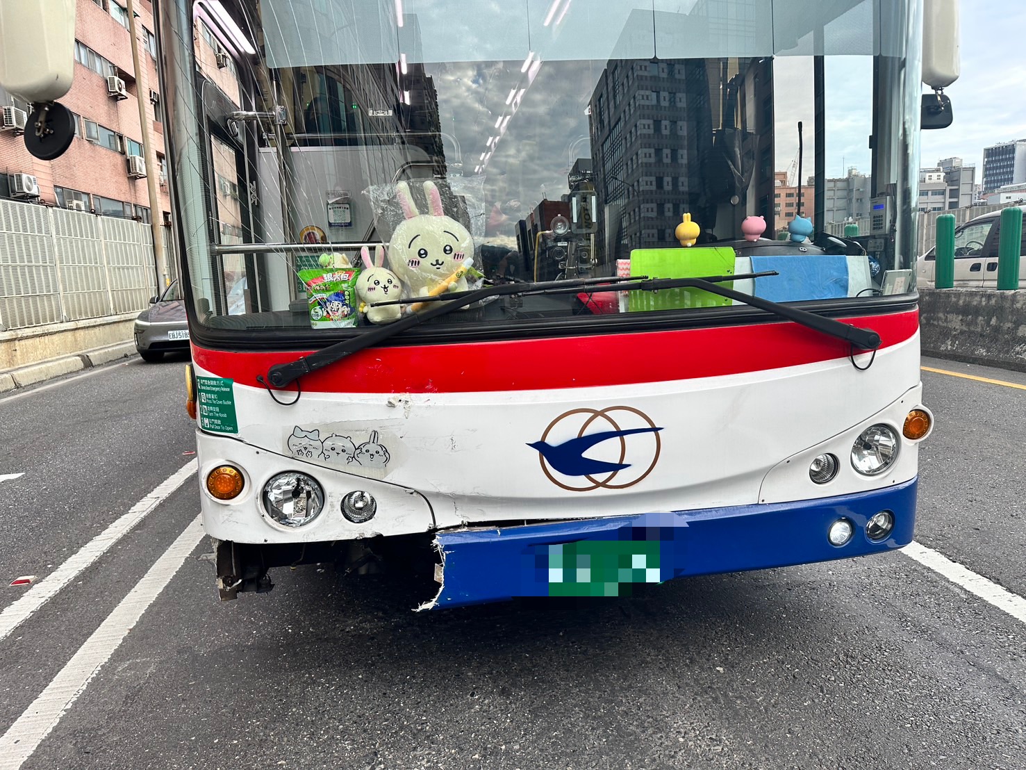 ▲公車追撞事故。（翻攝畫面）