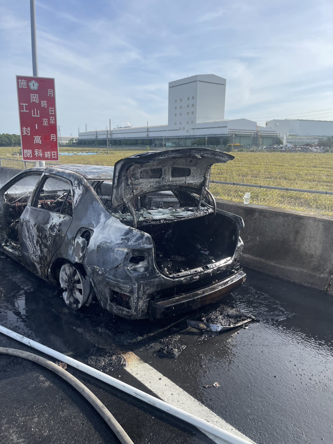 國道1號岡山路段驚傳火燒車　無人傷亡起火原因待查