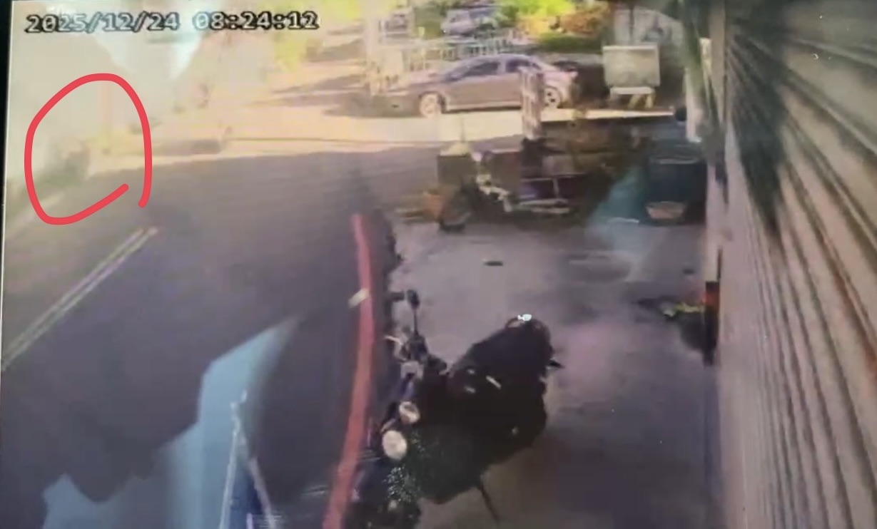 監視器畫面拍下案發時段周邊街景，警方擴大調閱影像比對，作為追查犯嫌行蹤的重要依據。（翻攝畫面）