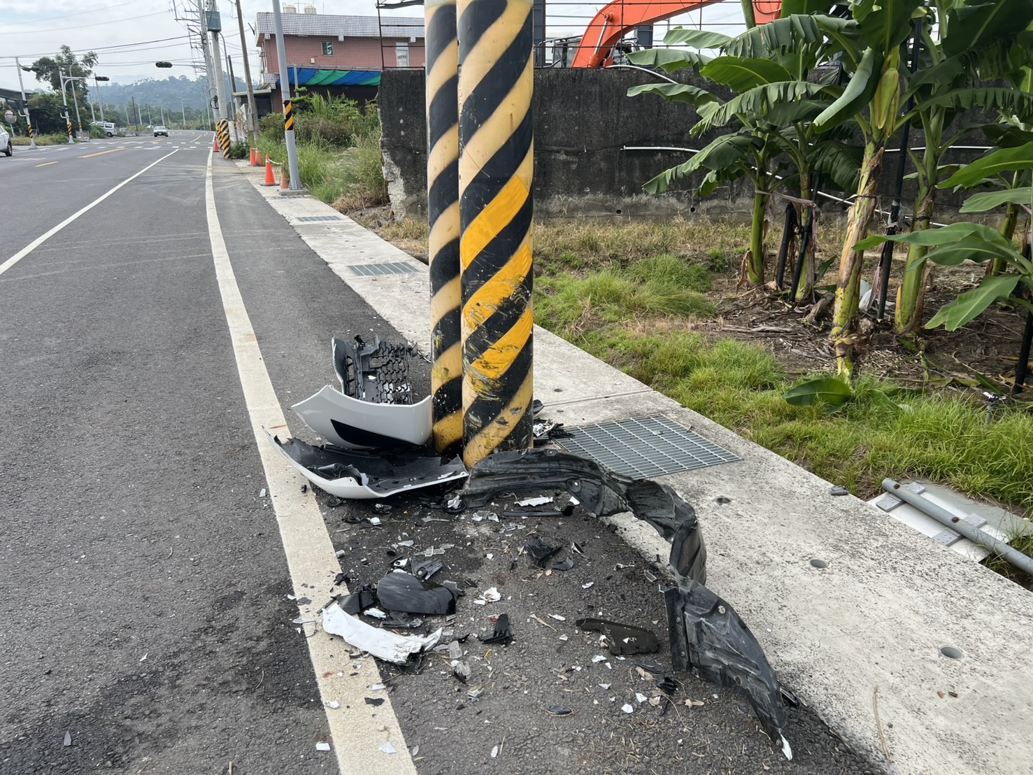 ▲現場遺留大片車殼,可見當下撞擊有多大(圖/記者王俊勝 翻攝)