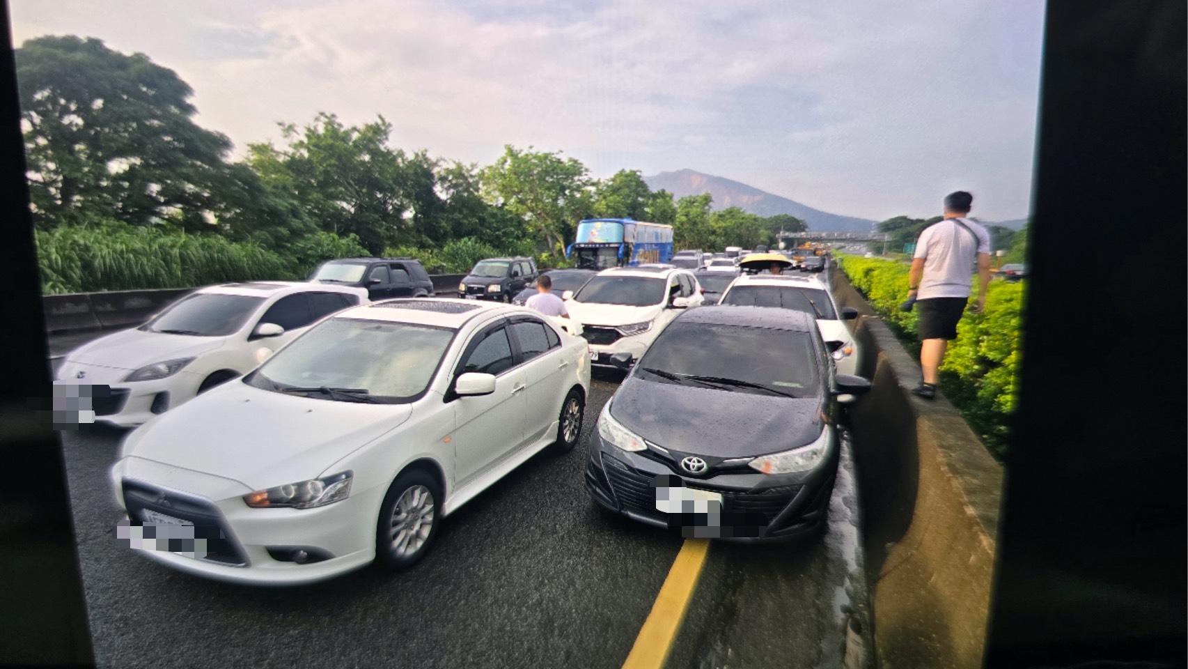 國道一號南向151-158公里多起連環追撞事故　38車受損1人送醫