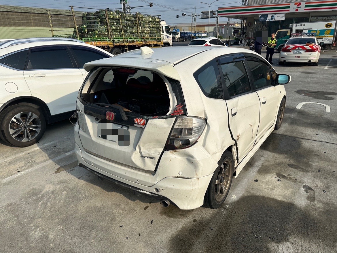 【國道3號兩車擦撞】雨天路滑自小客車打滑失控　BMW與本田FIT受損現場曝光
