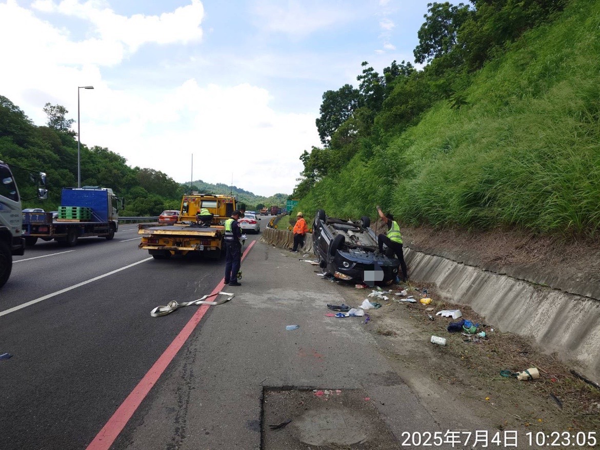 國道3號中寮段聯結車擦撞釀翻覆　女駕駛與乘客受傷送醫
