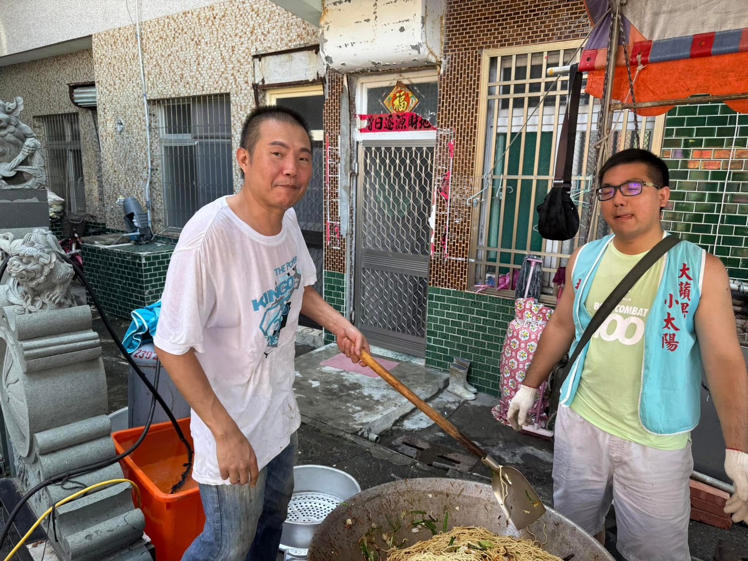 丹娜絲颱風重創南台！志工日夜搶修、義廚熱食送暖　「大蘋果小太陽」團隊暖心挺進七股災區