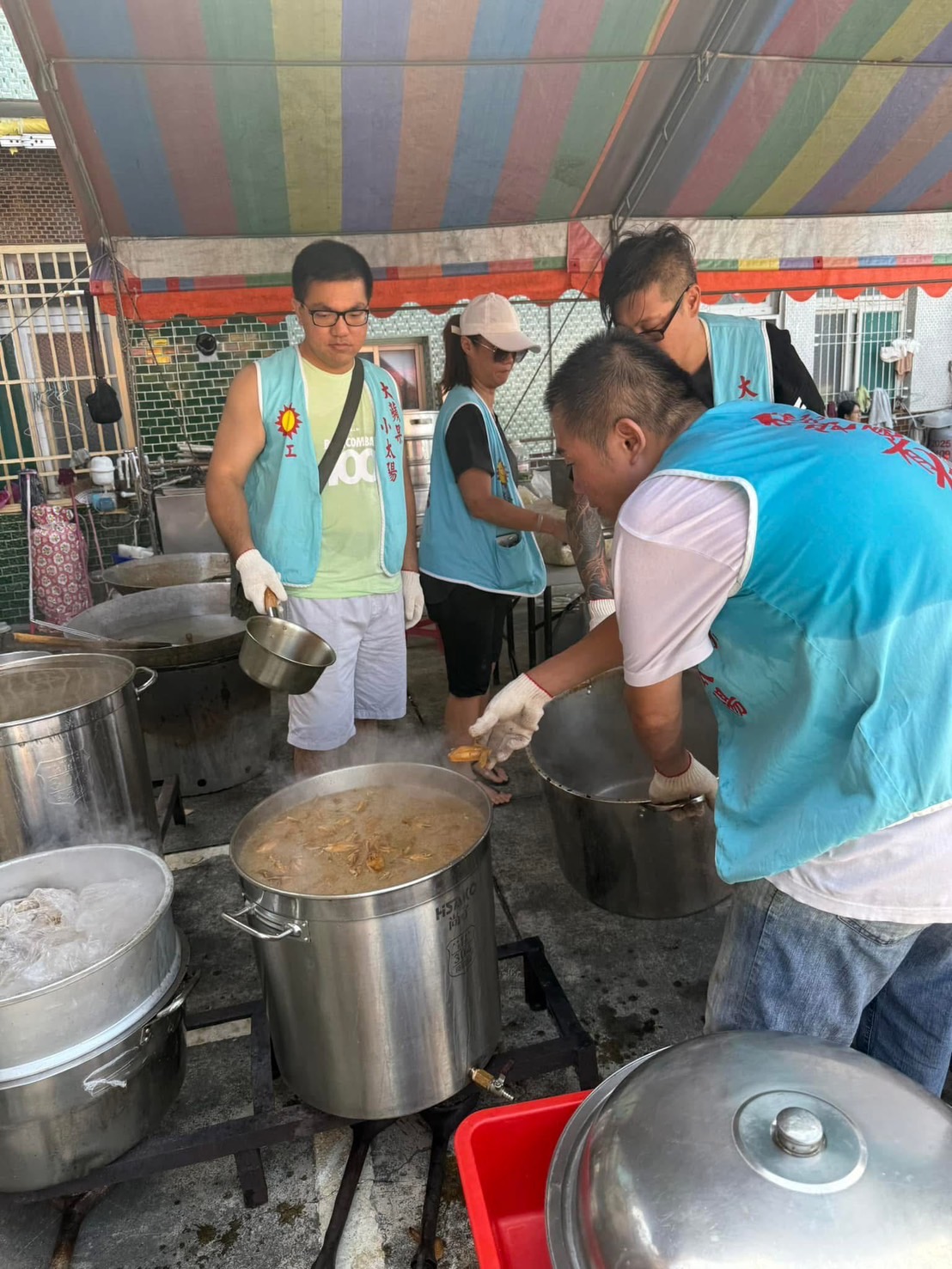丹娜絲颱風重創南台！志工日夜搶修、義廚熱食送暖　「大蘋果小太陽」團隊暖心挺進七股災區