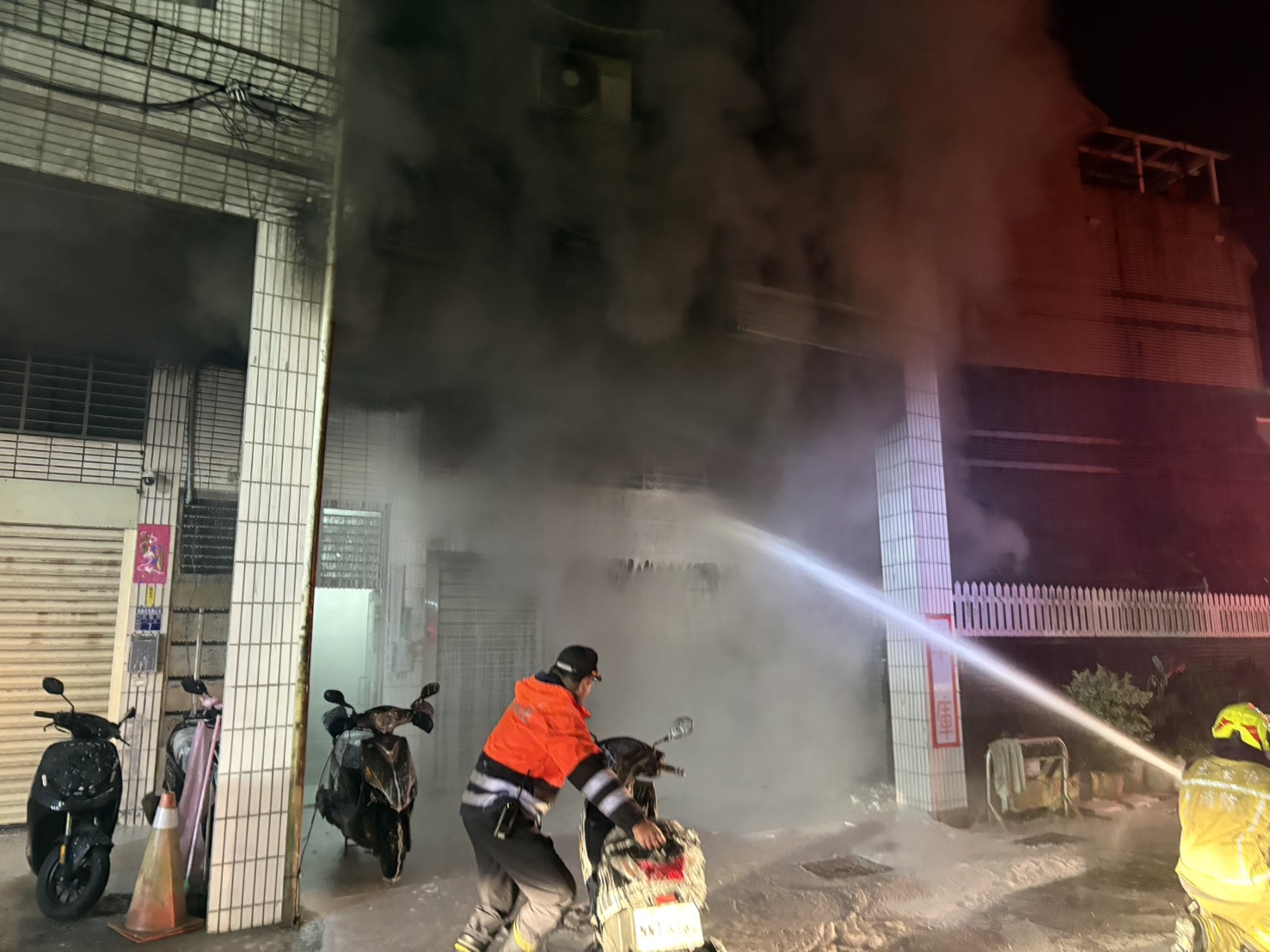 ▲▼冒濃煙還傳爆炸聲，急疏散8人（圖／記者王俊勝 翻攝）2