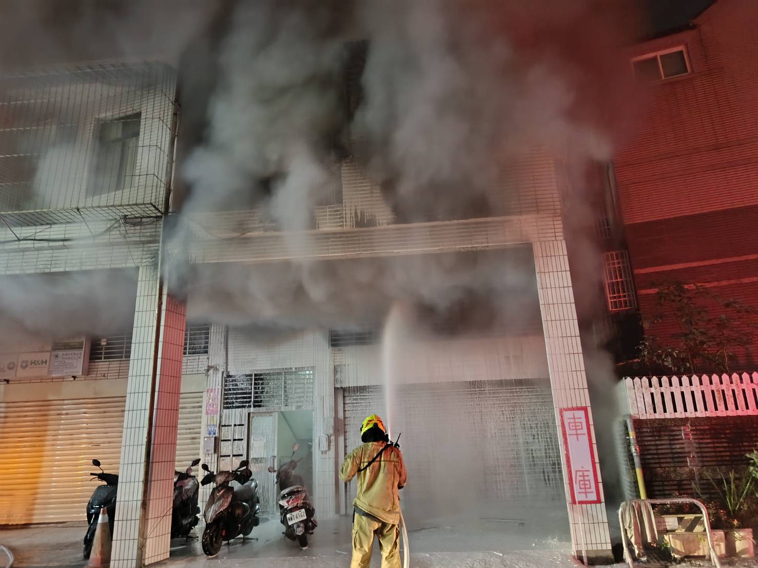 ▲基隆住宅深夜火警！1樓冒濃煙還傳爆炸聲 疑「車輛起火」急疏散8人（圖／記者王俊勝 翻攝）