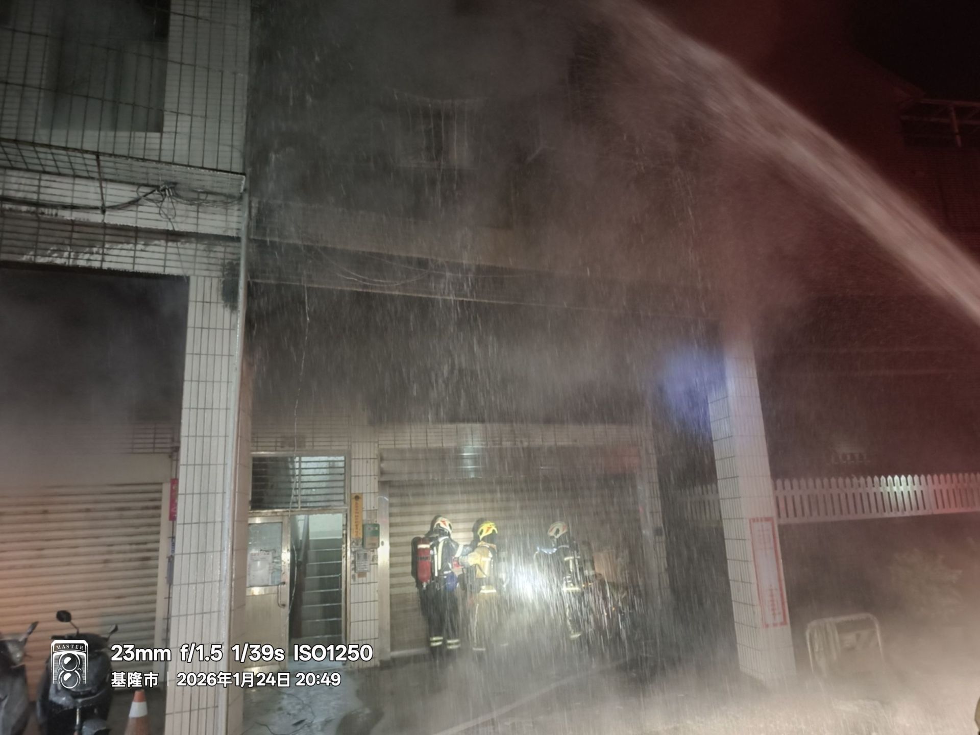 ▲▼冒濃煙還傳爆炸聲，急疏散8人（圖／記者王俊勝 翻攝）1