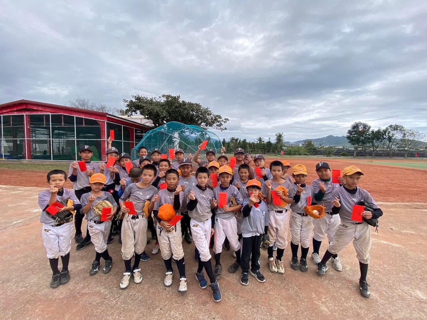 「大蘋果小太陽 活力平台」長期關懷基層棒球隊，學童們收到新年紅包後合影留念，為新的一年注入希望與力量。