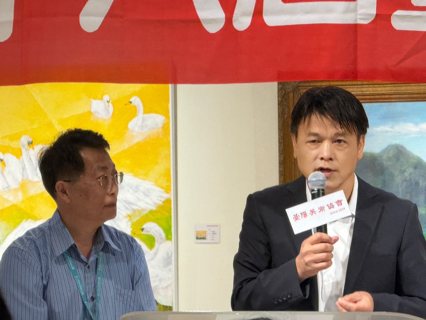 台中市文化局副局長曾能汀右一、左邊是陳文進主任