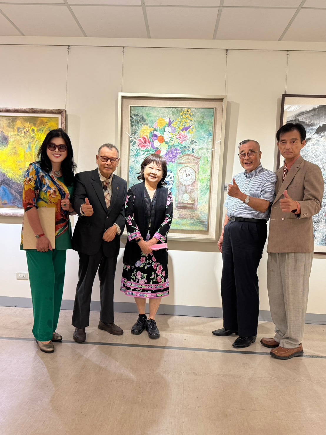 賴武雄夫妻及太陽美展的秘書長（右一）