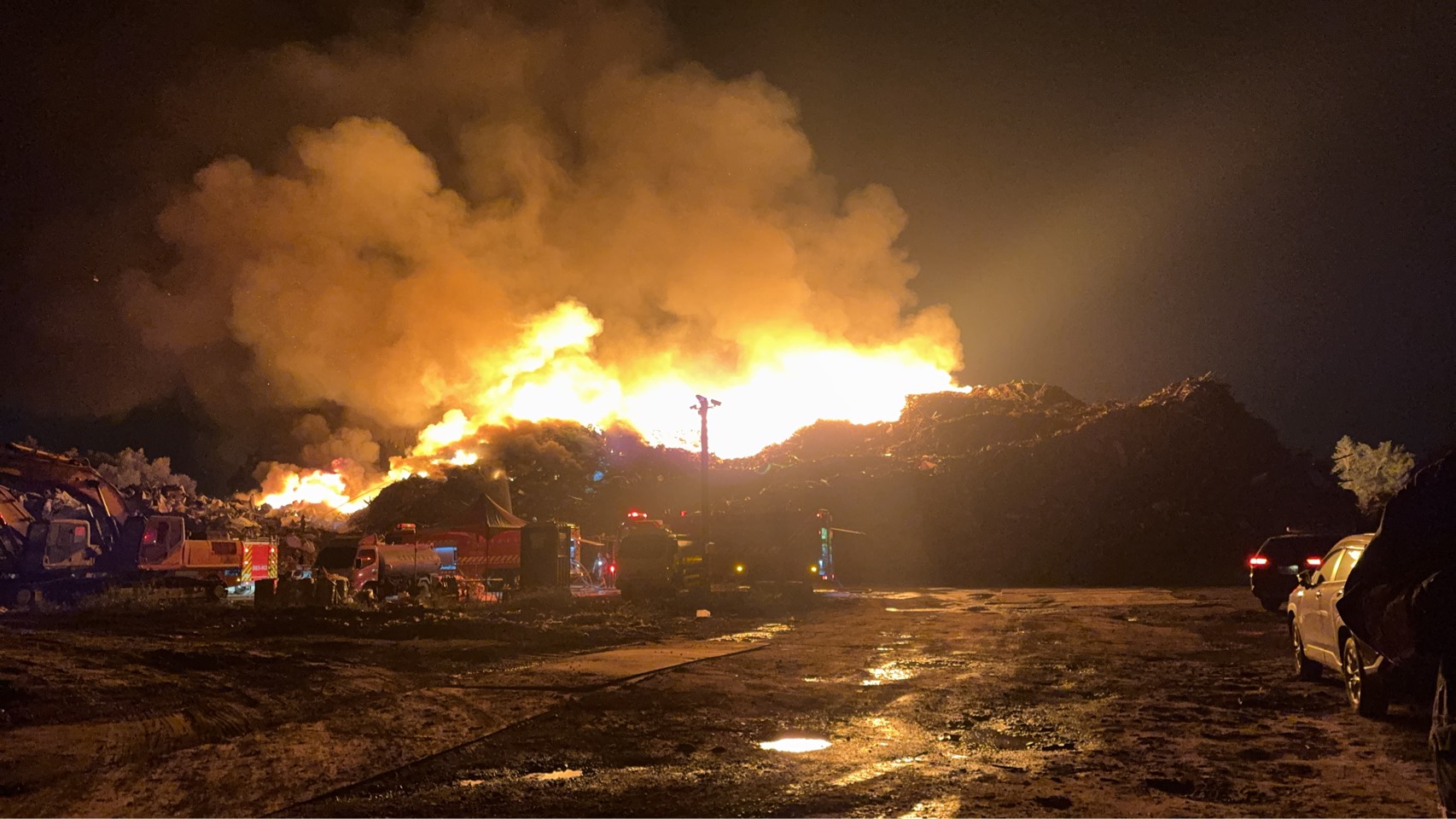 ▲台南白河垃圾場大火！易燃物多「擴大燃燒」 消防射水搶救中（圖／記者王俊勝 翻攝）