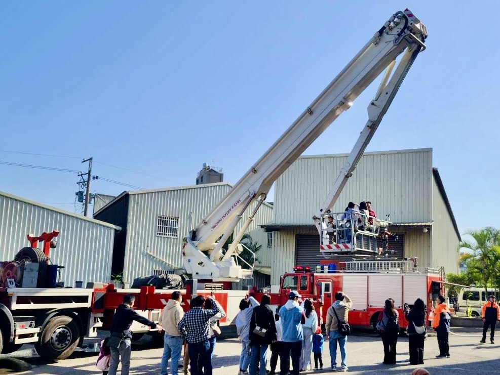 ▲也讓大小朋友可以體驗做雲梯車的感覺(圖/記者王俊勝 翻攝)