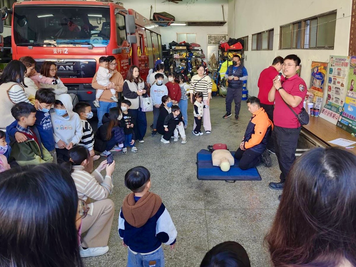 ▲▼消防員也現場指導CPR及水帶使用方法1(圖/記者王俊勝 翻攝)