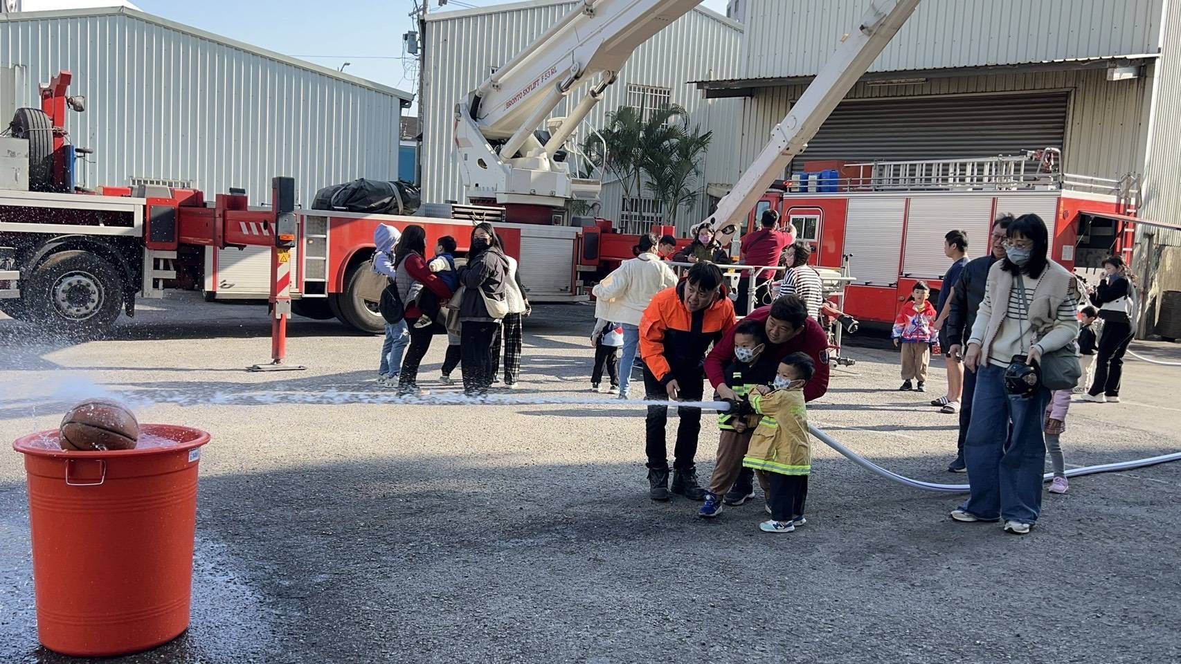 ▲萌翻!台南「小小消防員」出動 穿迷你消防衣搭雲梯、射水闖關(圖/記者王俊勝 翻攝)