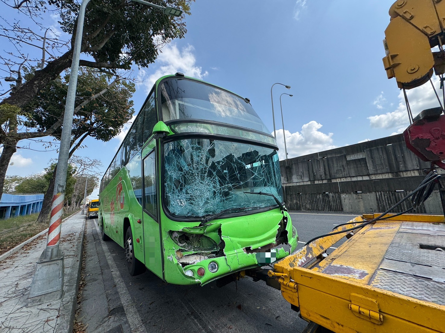 國道1號岡山段追撞事故 大客車疑未保持安全距離釀3車碰撞1人受傷