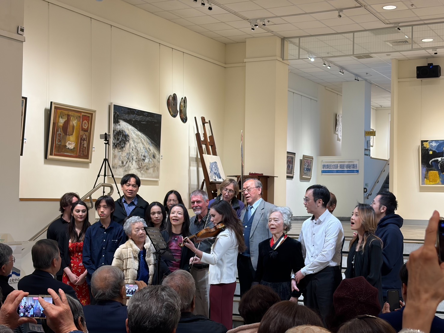 （圖二 孫女Victoria 與已故陳教授全家大合照）