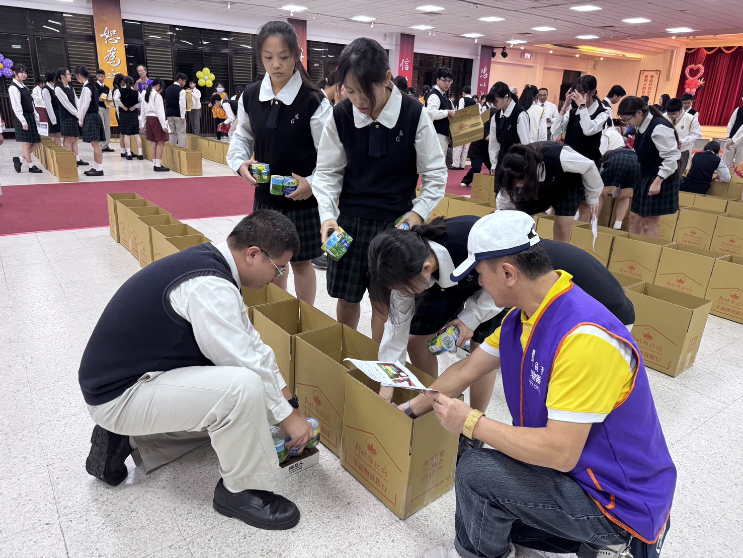 新竹縣政府與安得烈慈善協會在忠信學校舉辦「惜食傳愛」公益裝箱活動,縣府與師生共同完成200箱食物箱,傳遞社會關懷與正能量。