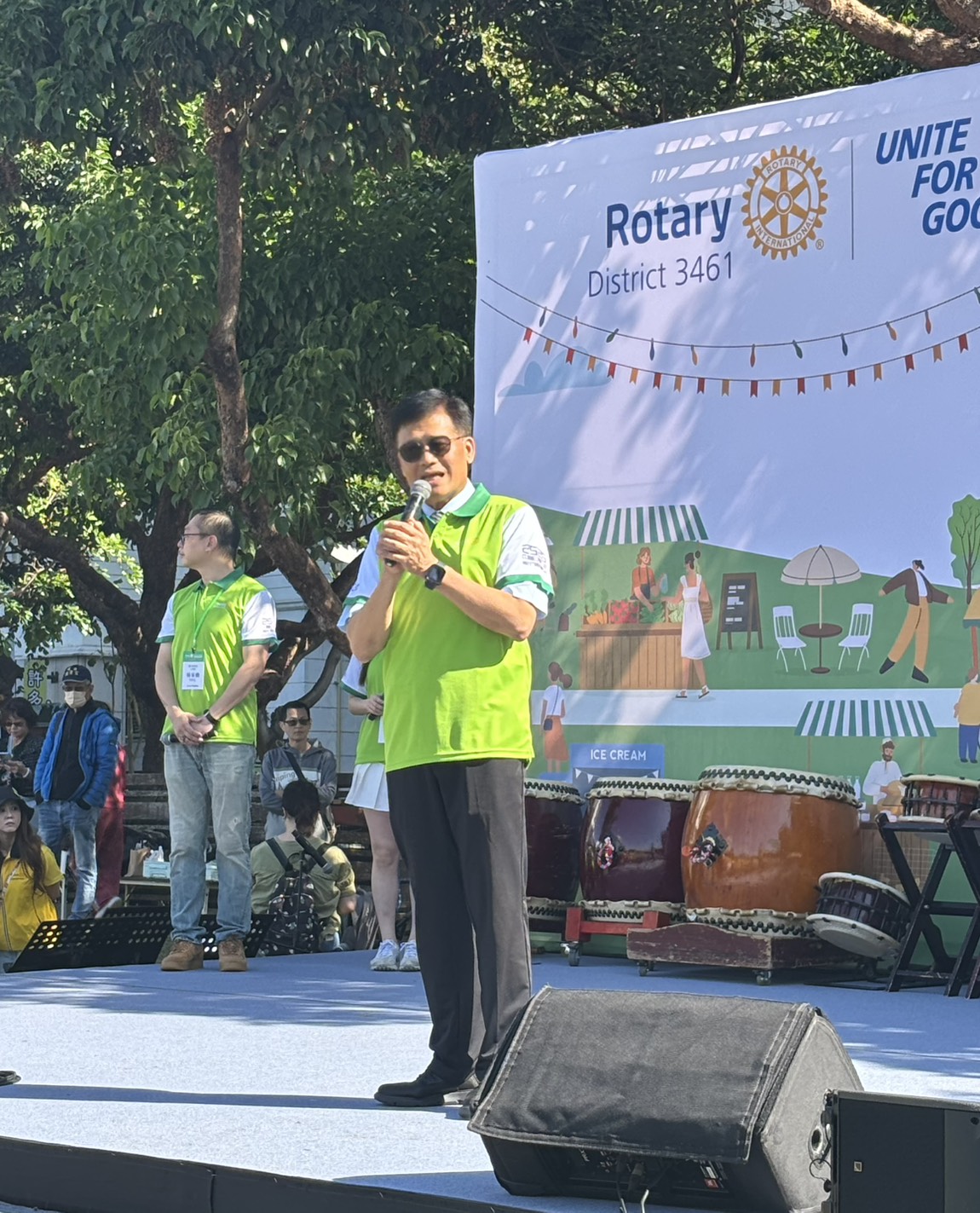 臺中市衛生局長曾梓展於扶輪服務日活動中致詞，肯定扶輪社在反毒、防詐、健康促進與公益行動上的長期投入，並鼓勵市民共同參與行善，打造更健康友善的城市。