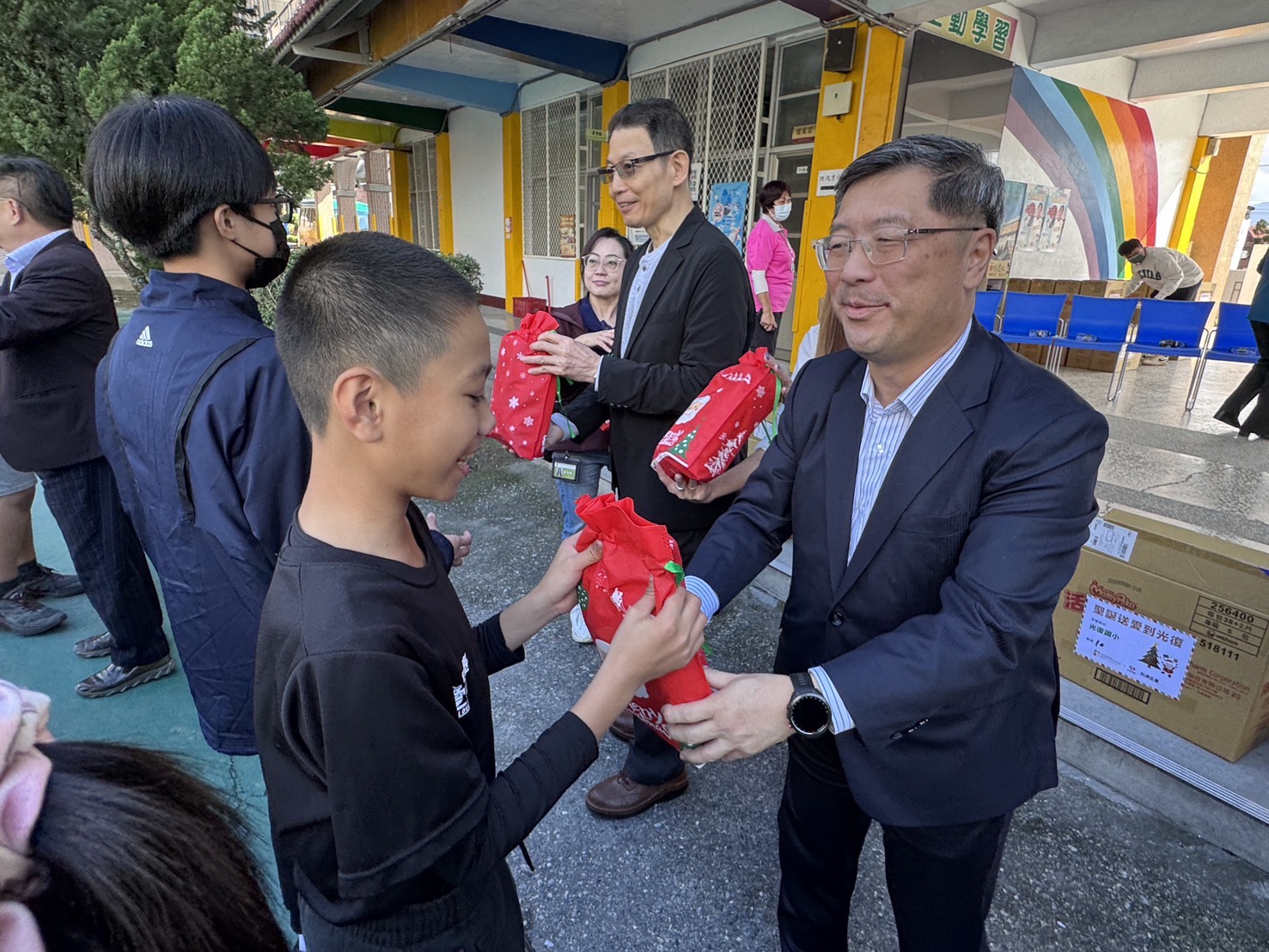 安得烈慈善協會執行長羅紹和與和潤企業董事長陳建州，親手將聖誕禮物送到學生手中，傳遞「有人惦記、有人陪伴」的溫暖心意。