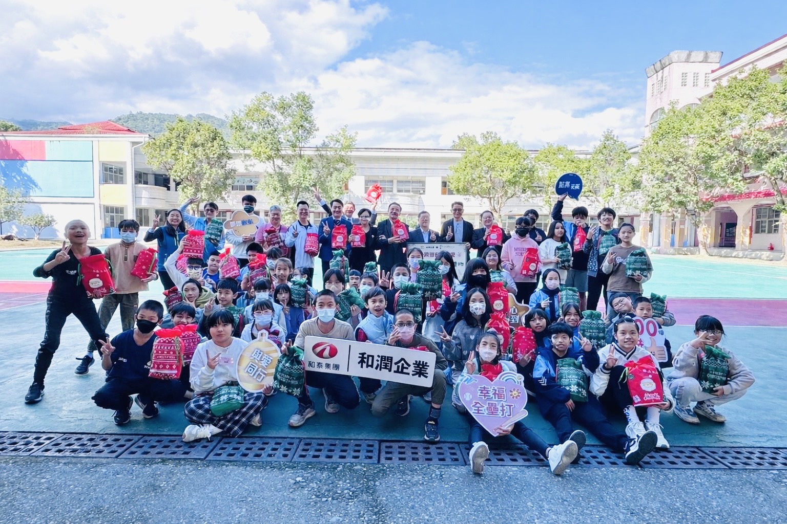 安得烈慈善協會攜手和潤企業寒冬送暖，於花蓮光復鄉與師生合影留念，陪伴受洪災影響的學子在聖誕佳節前感受社會關懷與溫暖。