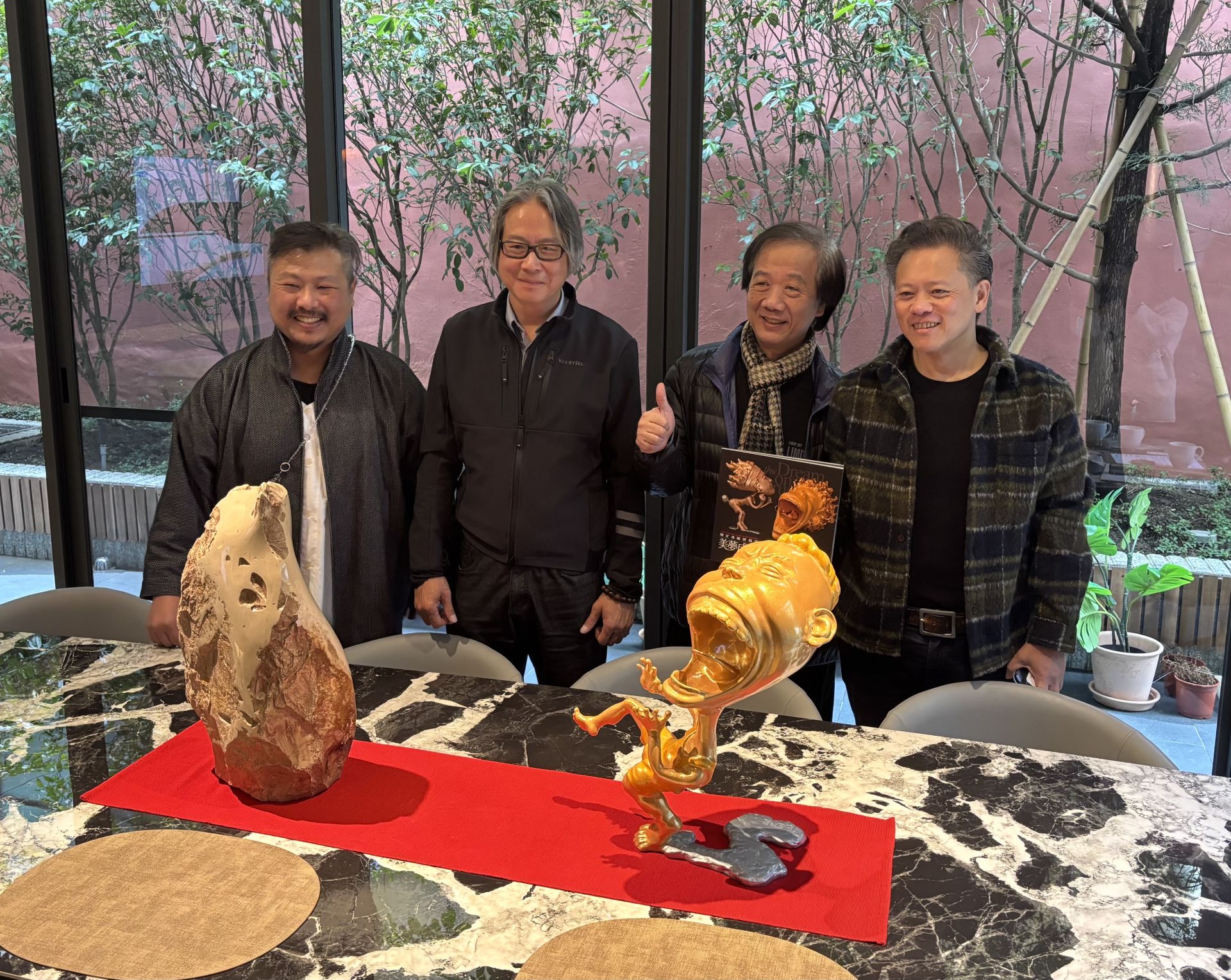 尉寶建設 陳英哲總經理（左三）與三位參展藝術家合影留念，（左起）吳極、張家銘、陳定鴻，共同見證「尉寶建設藝術季」於大墩主人正式展開，展現建築與藝術跨界融合的美學成果。