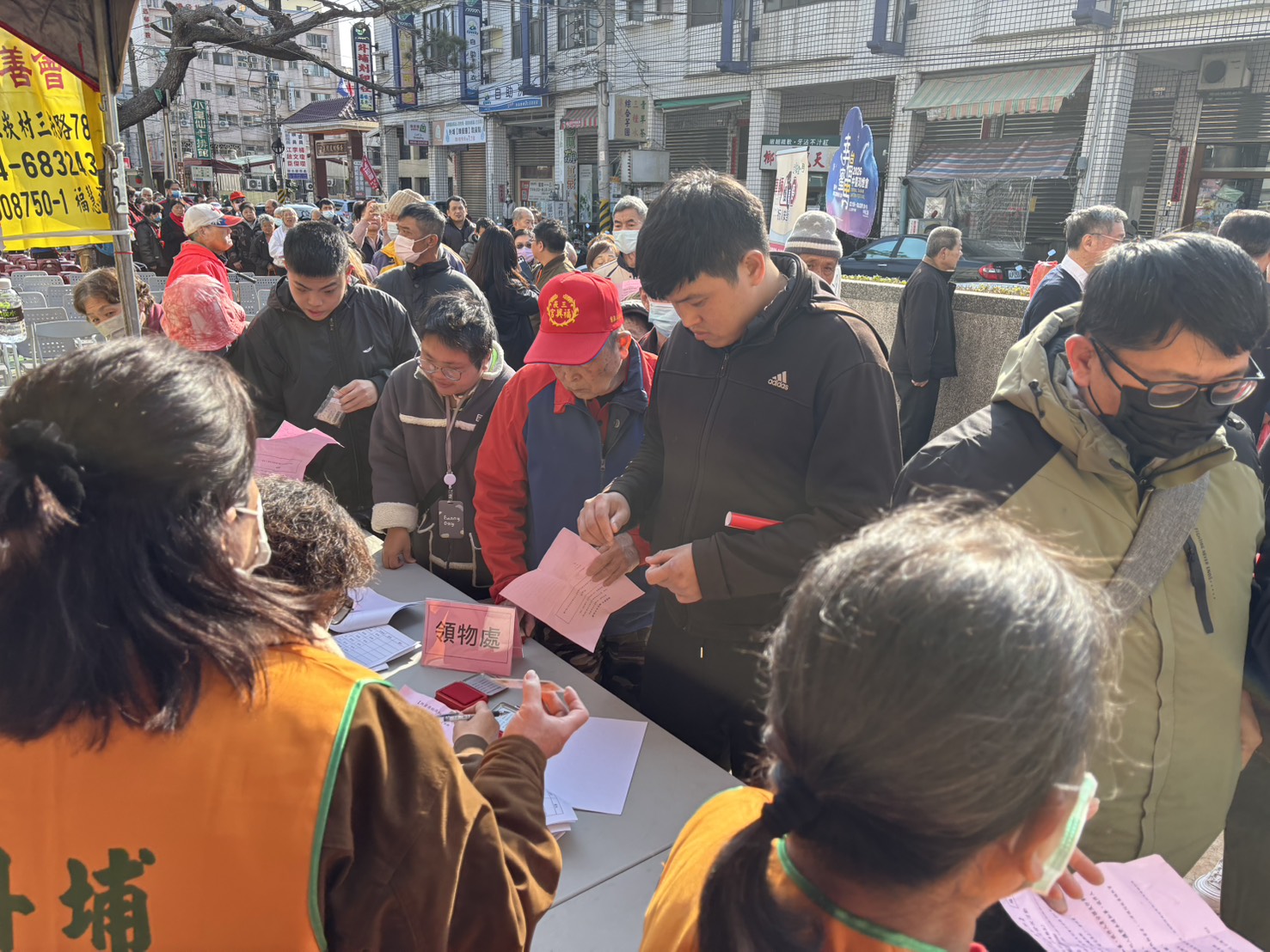 外埔區聯合物資發放活動吸引不少民眾前來,現場依序領取物資,在志工引導下秩序井然,展現社區互助的溫暖力量。