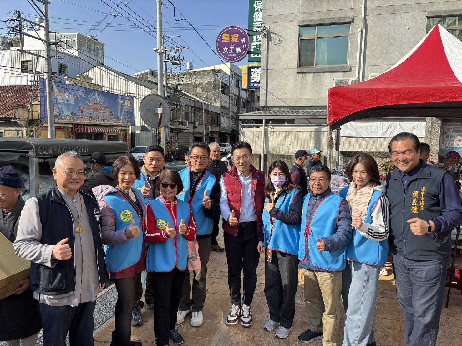 立法院副院長江啟臣、市議員、里長及志工團隊共同合影，力挺「八方送暖・福滿外埔」公益行動，凝聚公私部門關懷弱勢的共識。