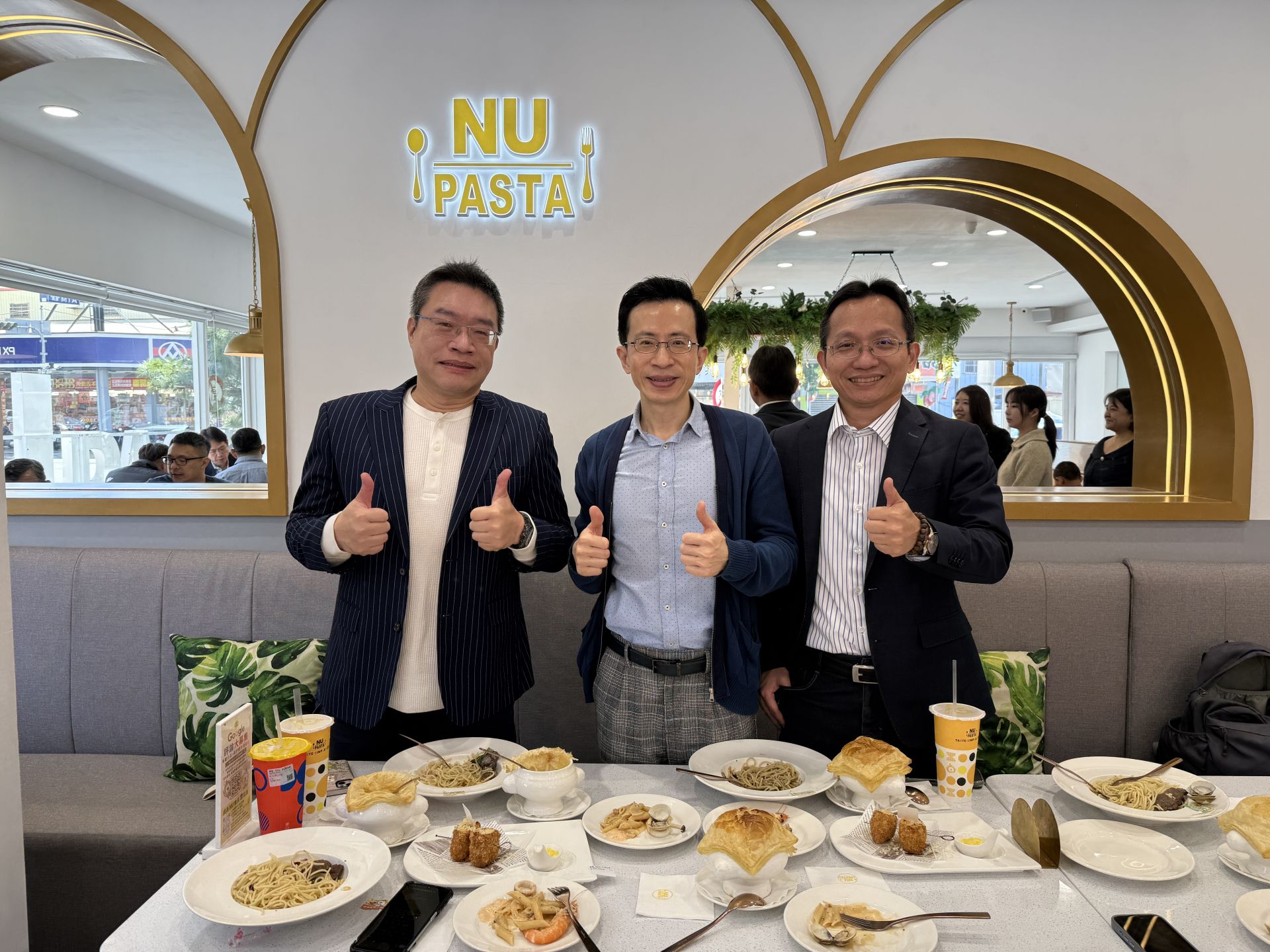 亮點新品「蒜辣嫩煎板腱牛佐香酥嫩雞義大利麵」，透過「雙肉主食」的豪華配置，滿足肉食控對飽足感的極致追求。