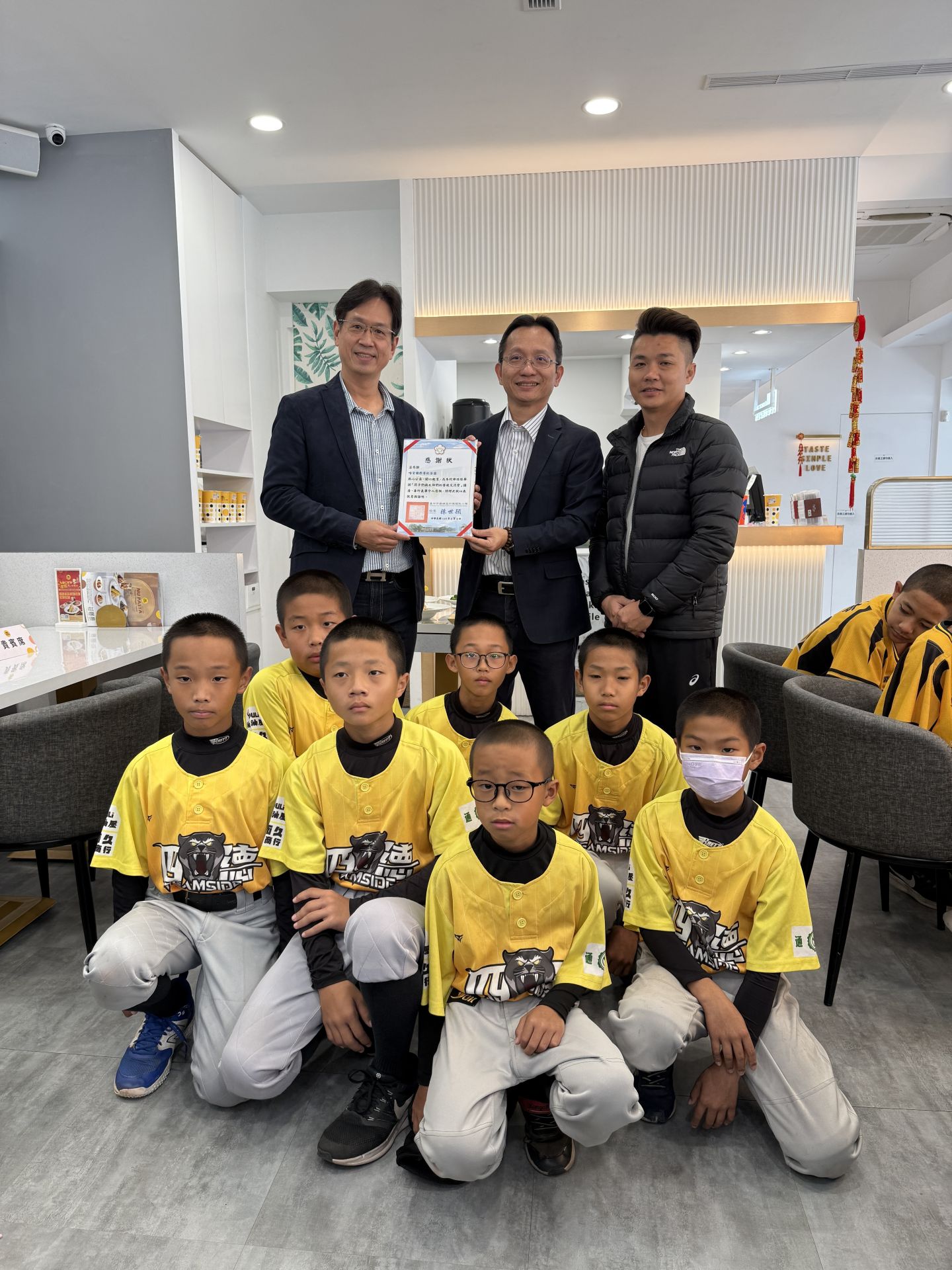 現場由四德國小校長（左上）致贈感謝狀給吳家德總經理（中）。