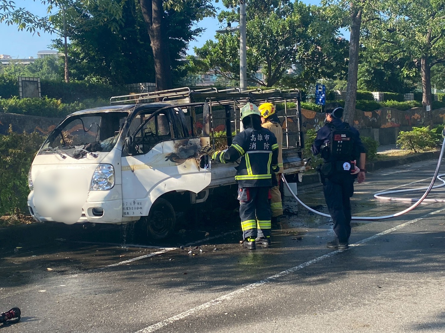 路邊突然燒起來!小港金府路發財車火燒全毀 路邊突然燒起來!小港金府路發財車火燒全毀