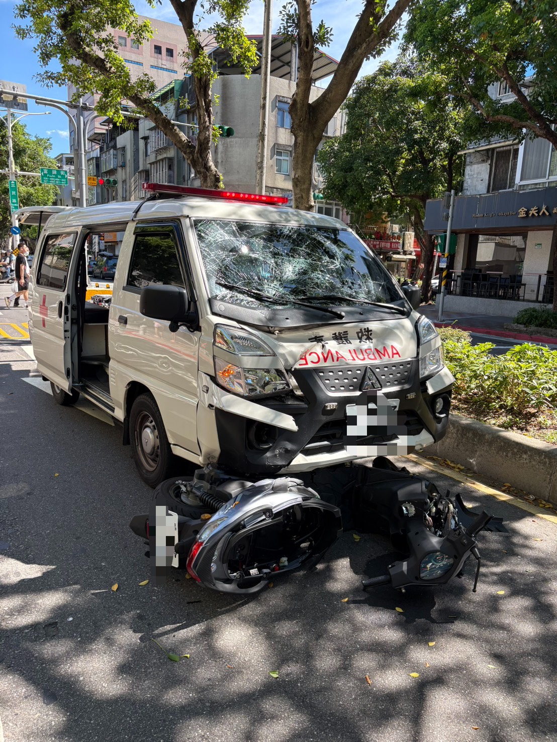 ▲救護車撞上機車騎士。（翻攝畫面）